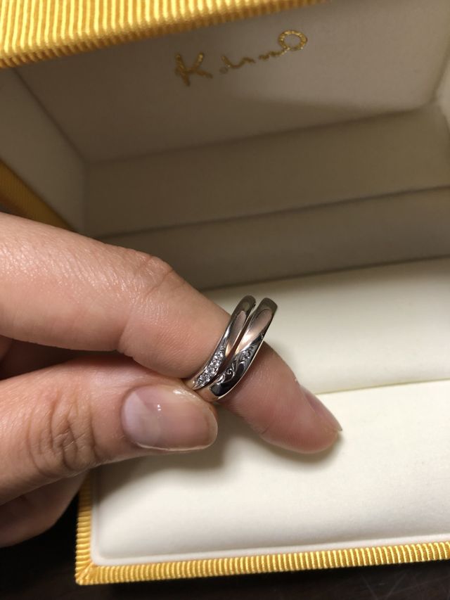 ２つ合わせるとピンクゴールドのハートになります。