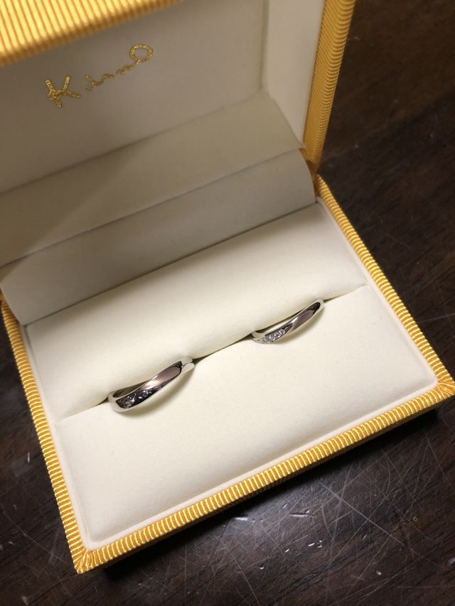 新婦用はダイヤ入り、新郎用はオリジナルの彫模様入りです。