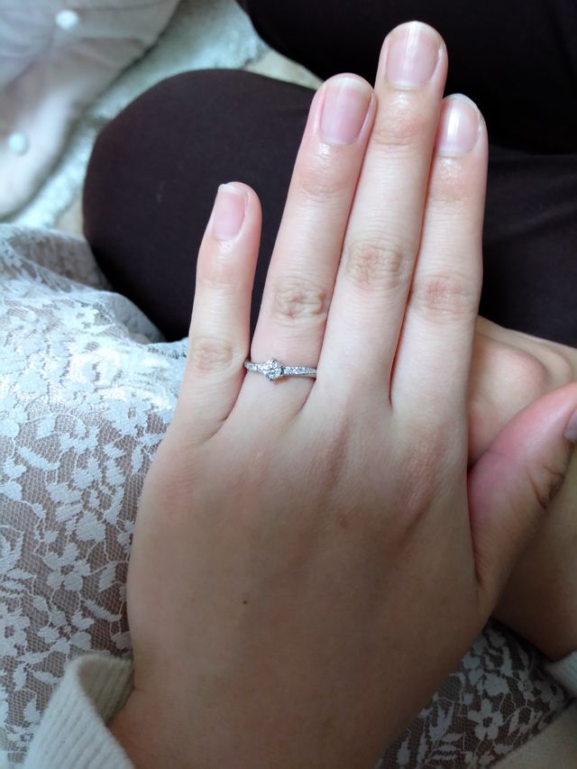彼女の指に装着した指輪