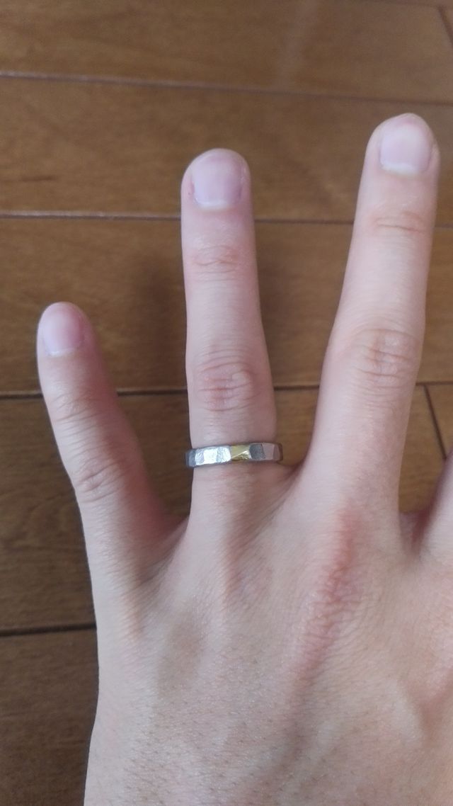 表面は石地と槌目の加工です。材質はプラチナと金です。