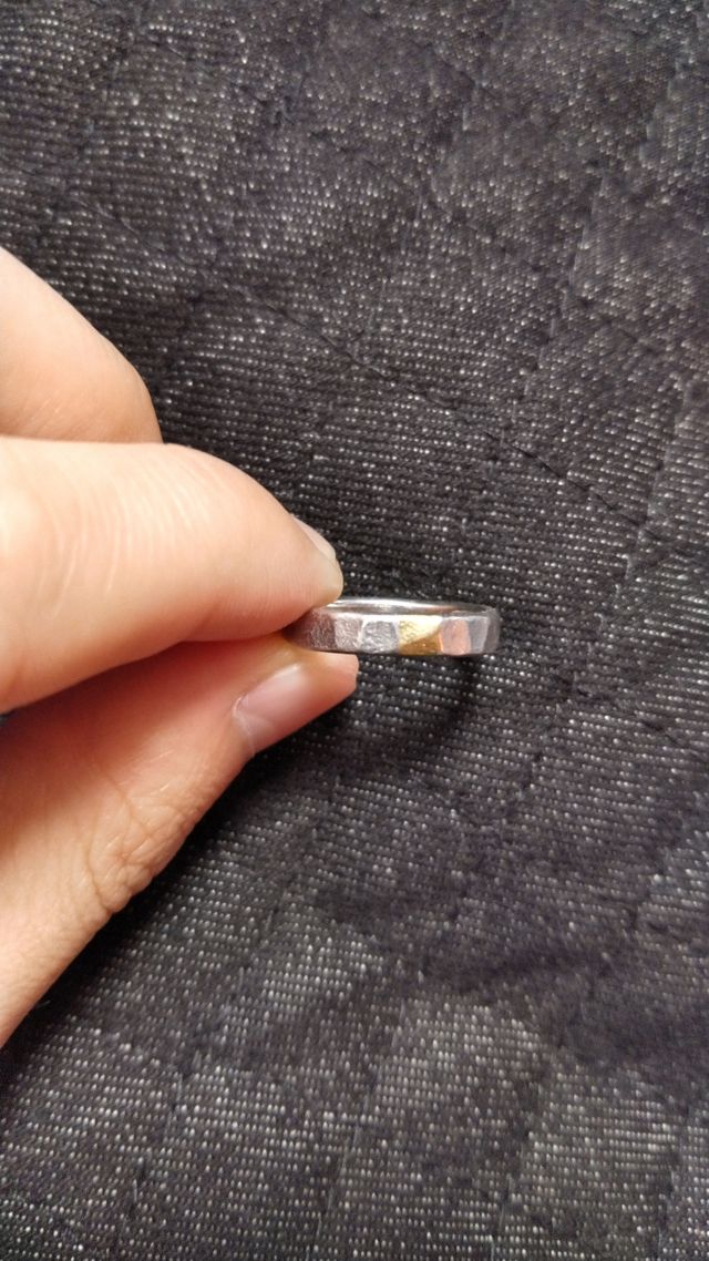 石の代わりにポイントで素材を変えています（プラチナ地に金）