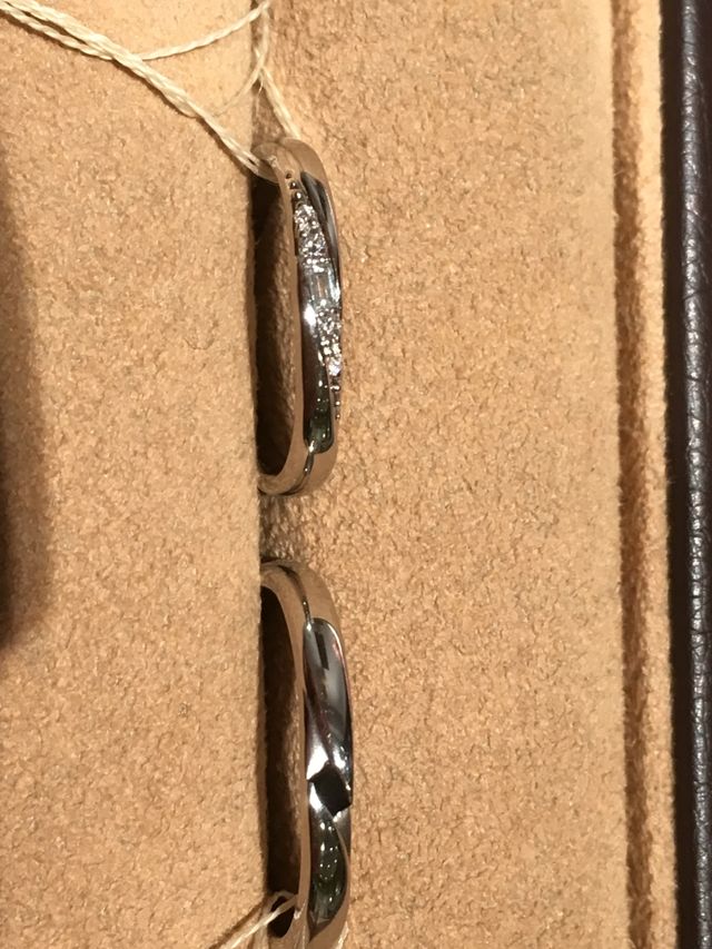 エメラルドカットのダイヤモンドが中央についています！