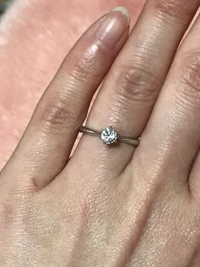 婚約指輪にもらったシリウスの着用画像です。