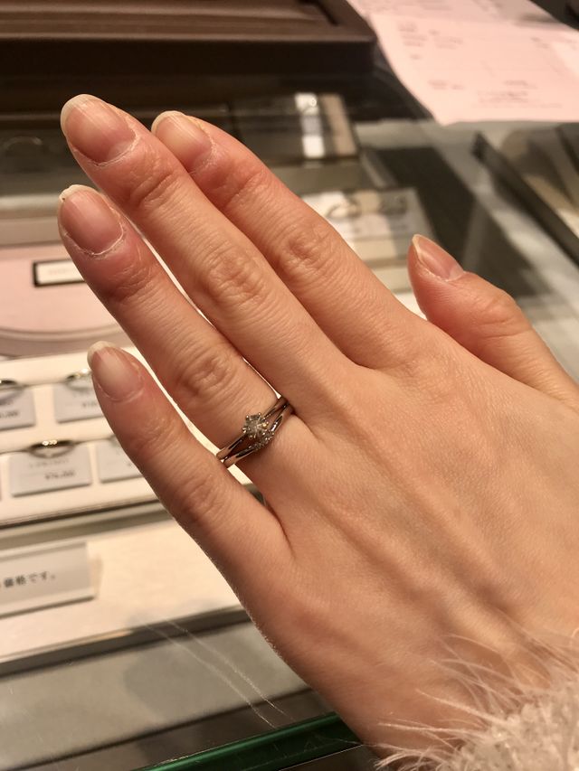 婚約指輪と重ね付けした画像になります。