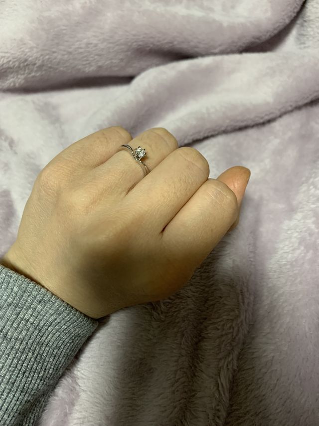 V字型のプラチナリングにダイヤモンドが付いている指輪です。