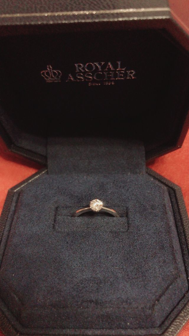 リングが中心で細くなり、ダイヤを大きく美しく見せてくれます。