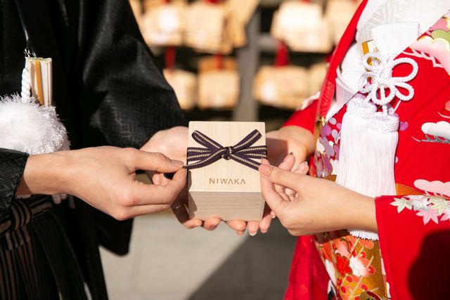 桐の箱が指輪ボックスです。
この中に陶器の箱が入っています。