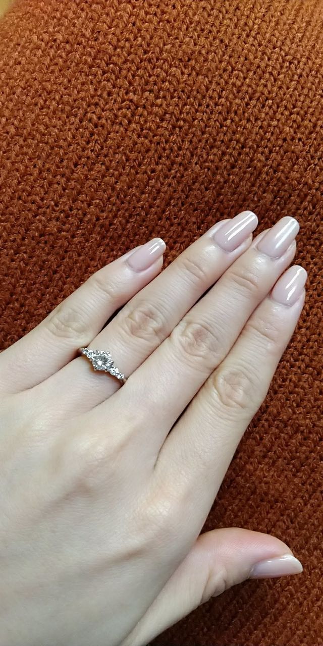 メレダイヤと曲線が美しいデザイン