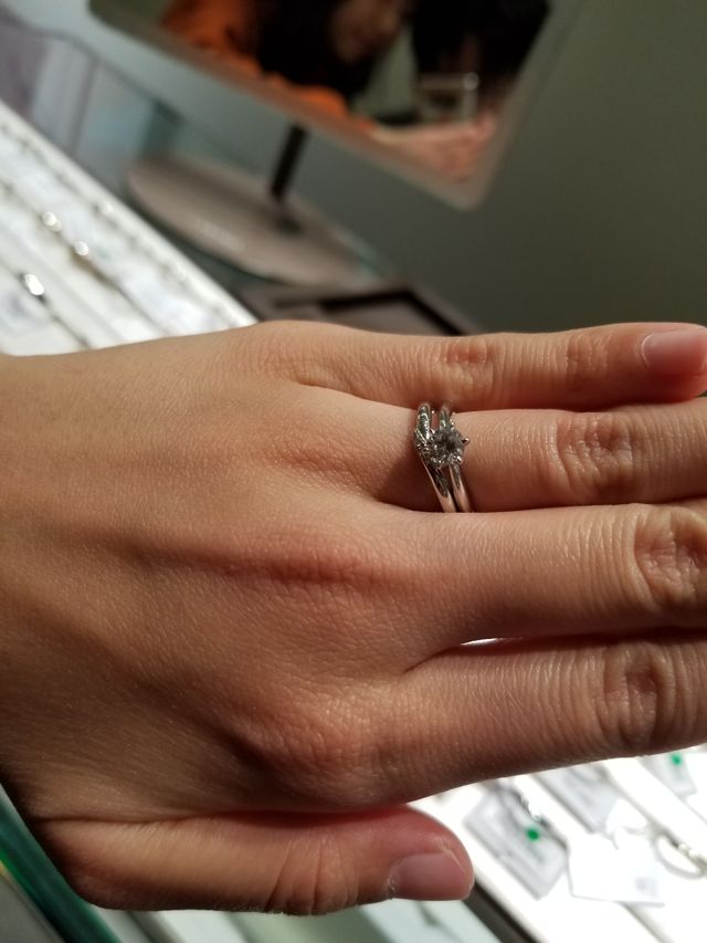 婚約指輪との重ね付けの写真です。