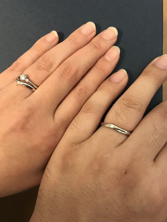 受け取りに行った日に、2人で指輪をはめて撮りました。