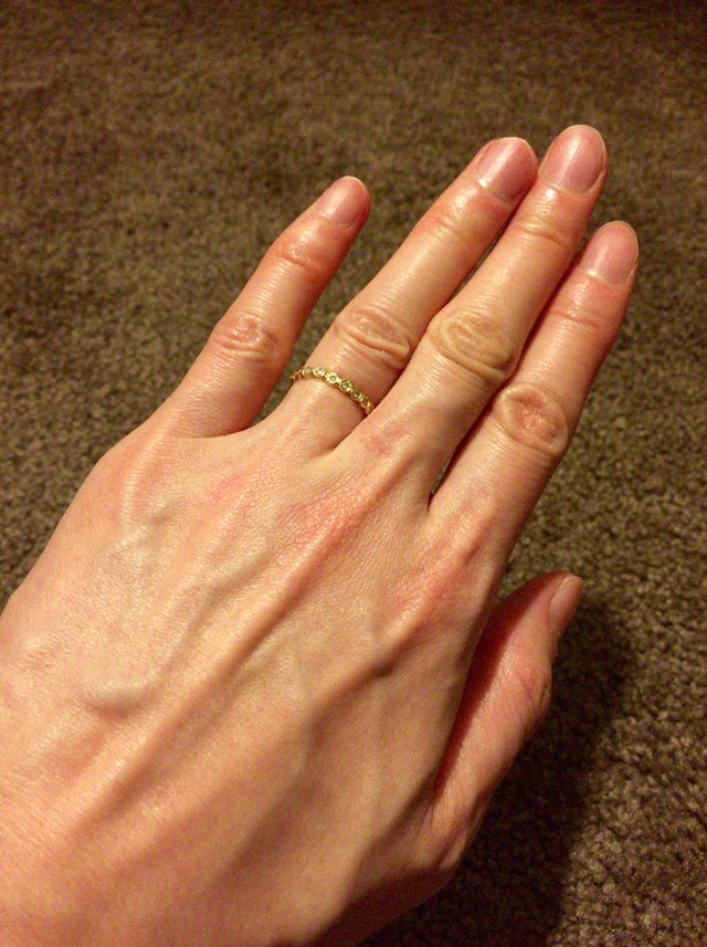 ゴールドにダイヤモンドが10粒入った結婚指輪