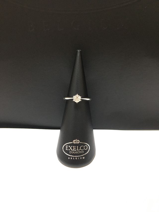 シンプルな指輪のデザインで、真ん中にダイヤがドカン！