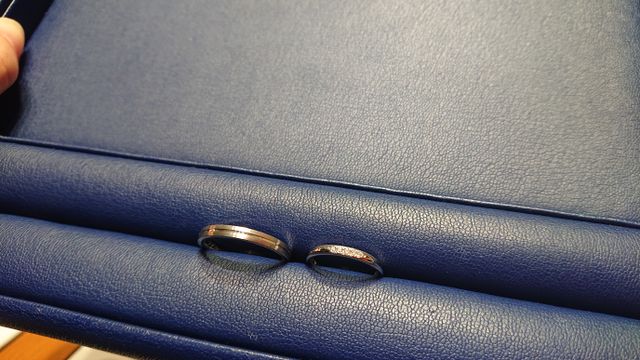 指輪の仕上がり後、受け取り購入の際の写真です