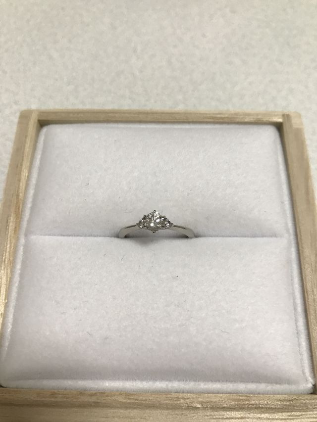 指輪についていた指輪ケースに入れて撮影しました。