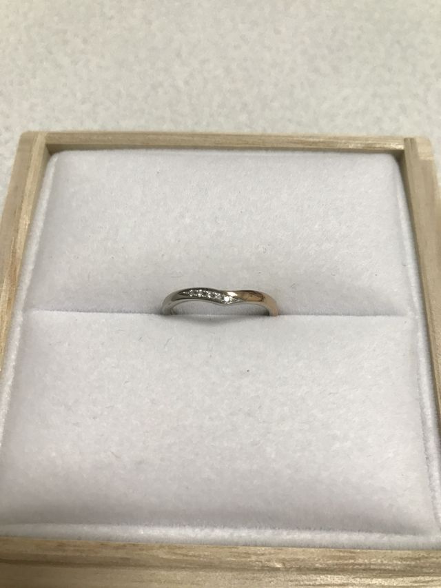 V字リングでプラチナとピンクゴールドのバイカラー