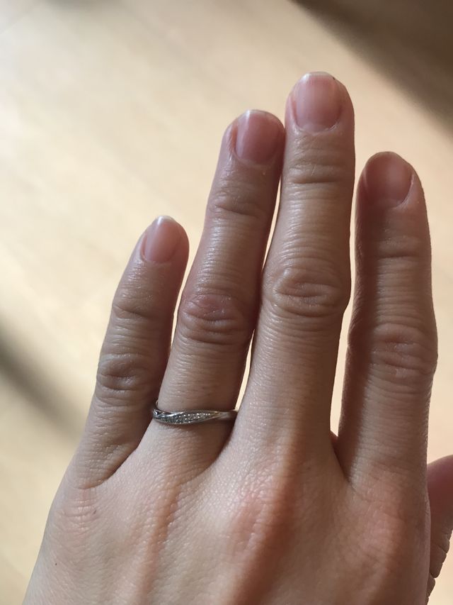 左下に流れるウェーブが、指を長く見せてくれます！