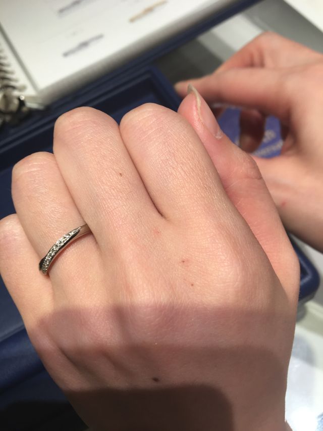 緩やかなウェーブにメレダイヤ。