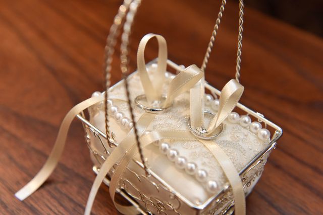 シンプルなシルバーデザインで婚約指輪と一緒に付けれるものです