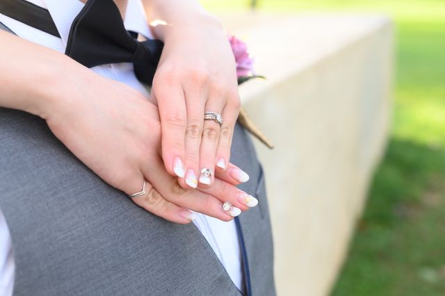 写真の薬指についている結婚指輪です。婚約指輪は母のものを