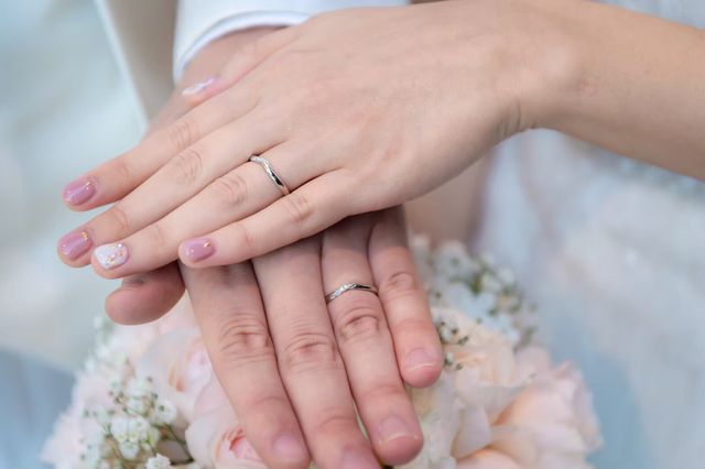 結婚式当日、ブーケと一緒に撮影