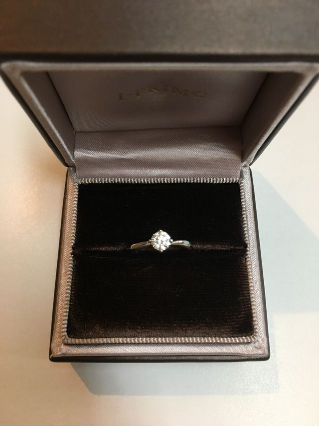 ナチュラルなカーブのある婚約指輪です♡