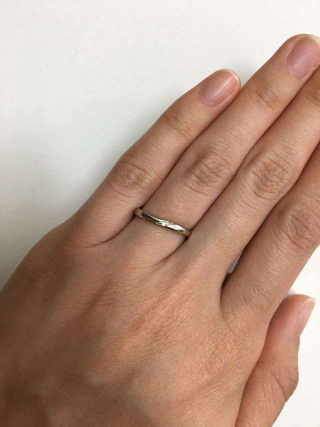 小さなダイヤが斜めに入れられたシンプルなデザインです