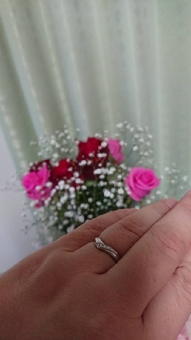 手を繋いでいるイメージの指輪だそうです。