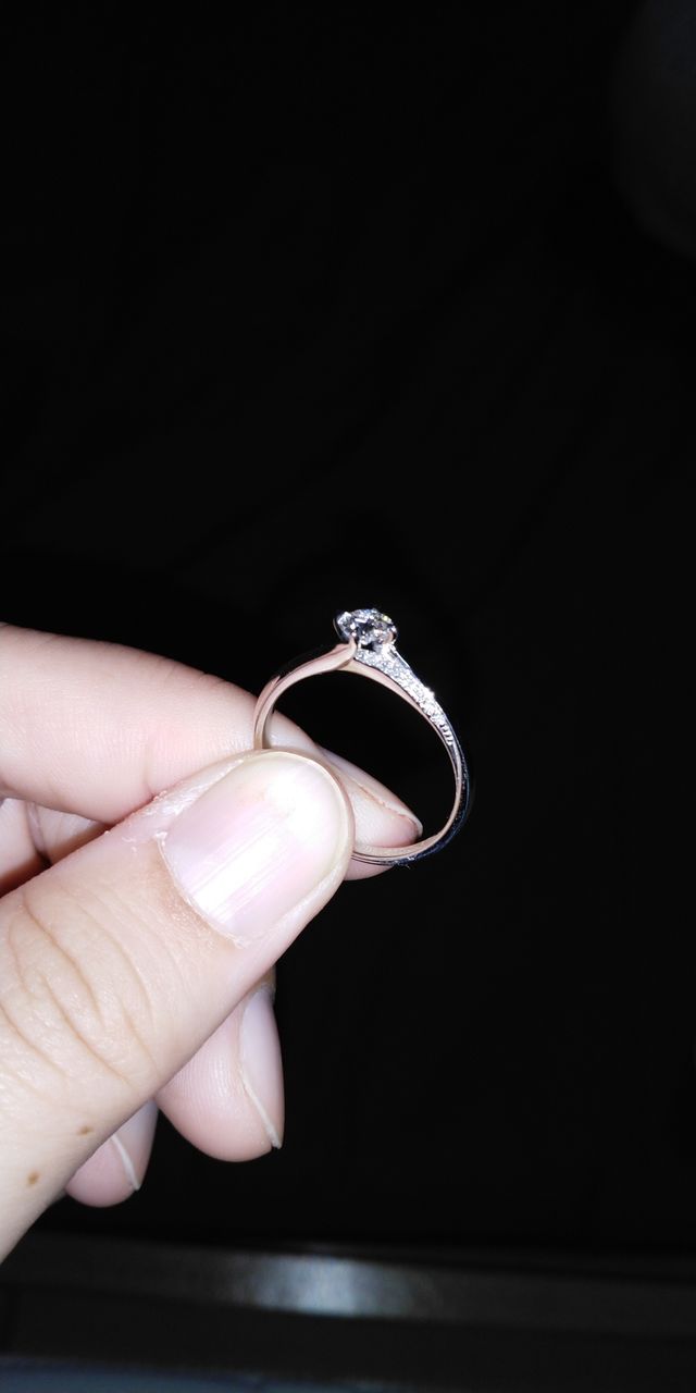 少しダイヤがういているように見えます。