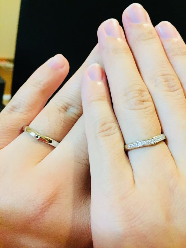 出来上がったばかりの綺麗な状態の指輪をはめて