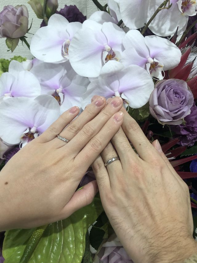 店舗にて記念に撮影。ウェーブの入ったリングです。