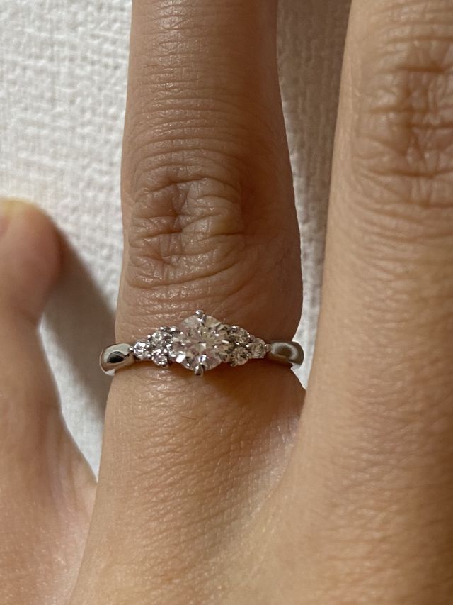 普段使いにもできるようにメレダイヤつきのデザインにしました