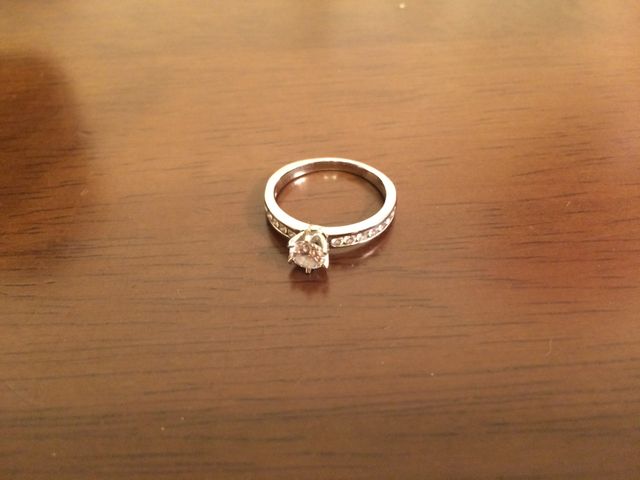 周りのダイヤで一粒ダイヤの輝きが引き立っています。