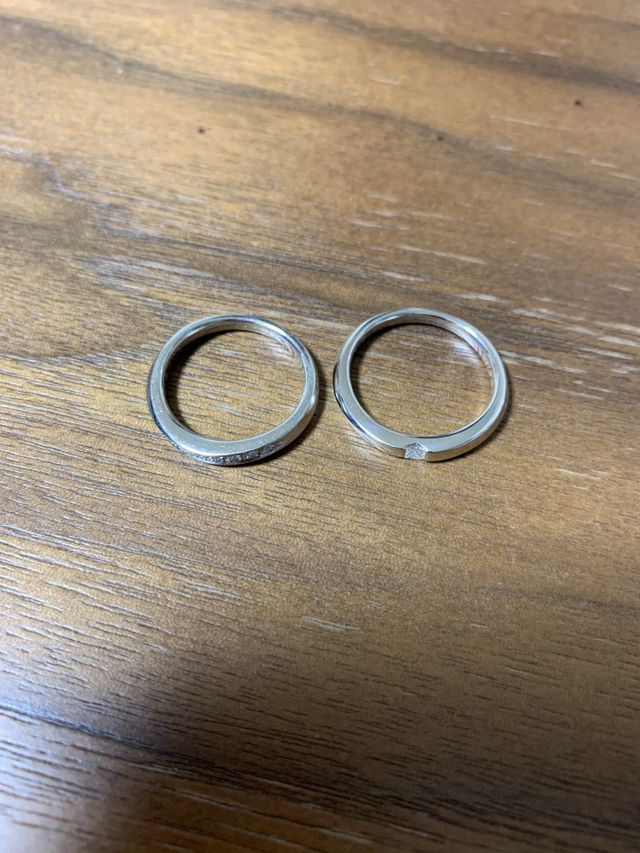 男性用結婚指輪も真ん中にダイヤが埋め込まれており、カッコいい