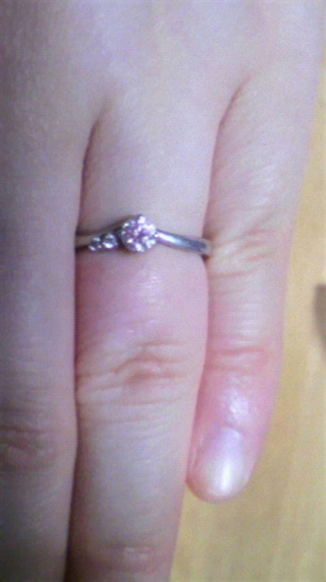 V型のために、指の太い私にもホッソリ見える効果があります。