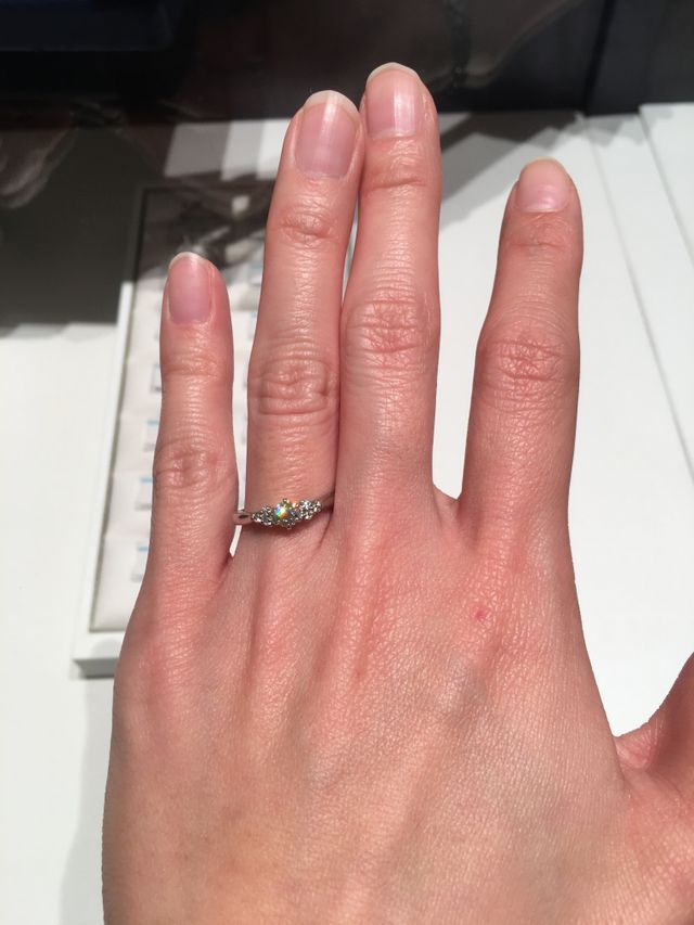 ストレートのメレダイヤ付きデザイン