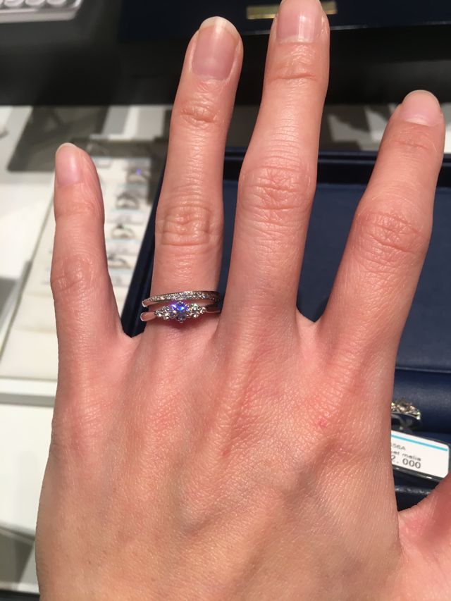 同じくストレートの婚約指輪を重ね付けしたときのイメージ