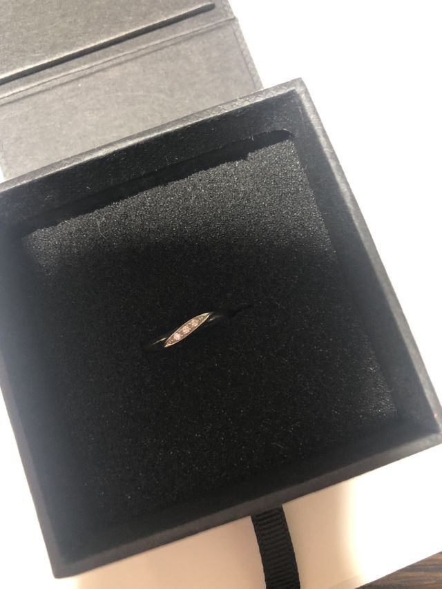 ダイヤ３つがやや分かりにくいですが、控えめな感じでかわいい