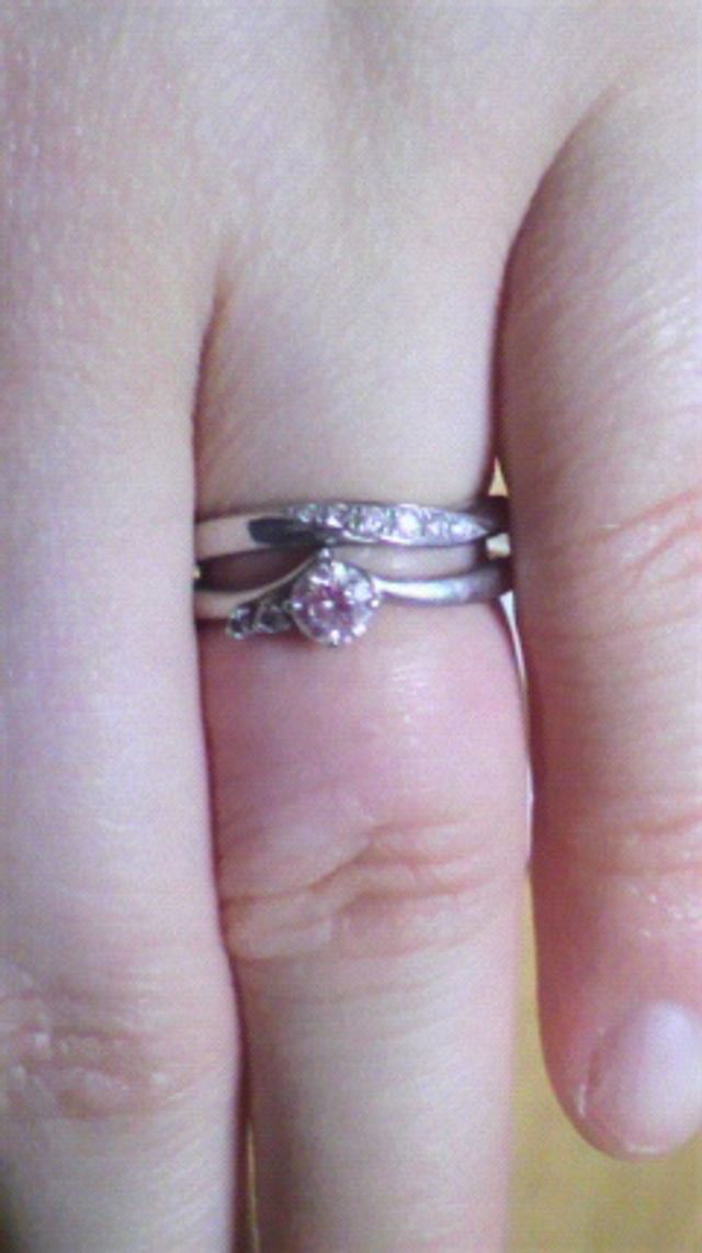 婚約指輪と2つはめても違和感なく綺麗な1つの指輪のようです