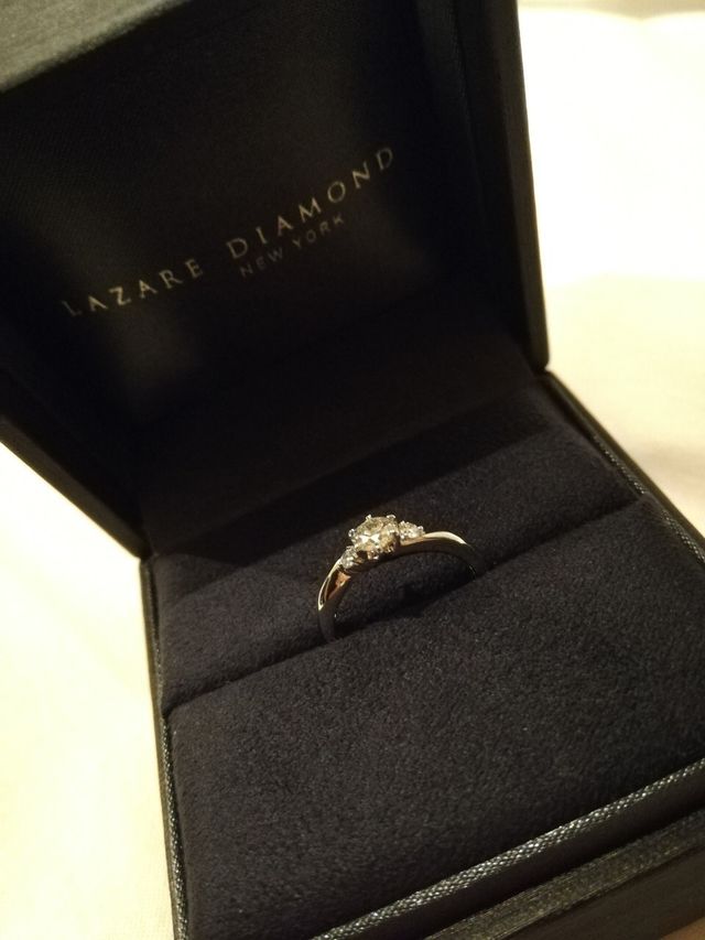 ウェーブのおかげで指が細く綺麗に見えます。