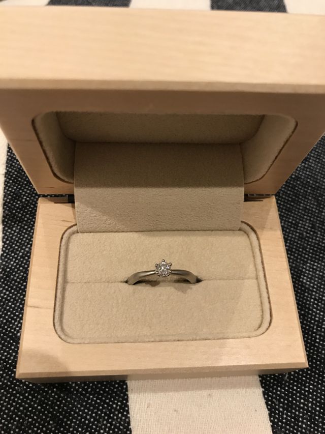 ホワイトゴールドの８角形のリングです