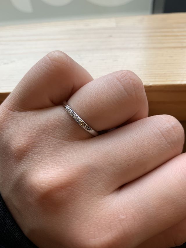 さりげなくダイヤが光って可愛いです。