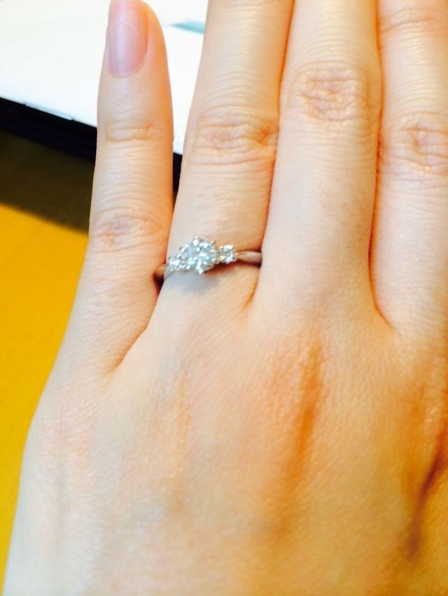 部屋の明かりの下で