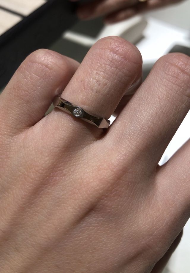 ダイヤモンドがあしらわれ、宝石の華やかさも感じられます。
