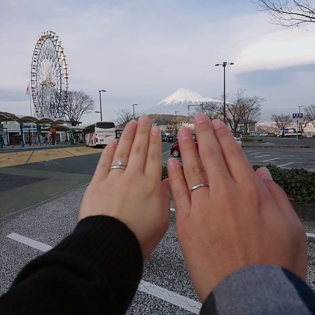 写真では婚約指輪もつけています