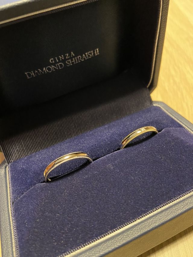 どちらもミル打ち。新婦用の縁はイエローゴールド。