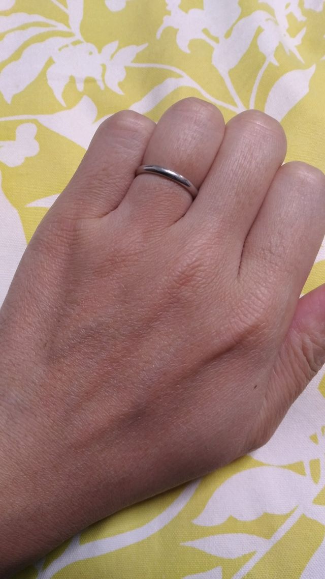 素材はプラチナで、シンプルなデザインのものです。