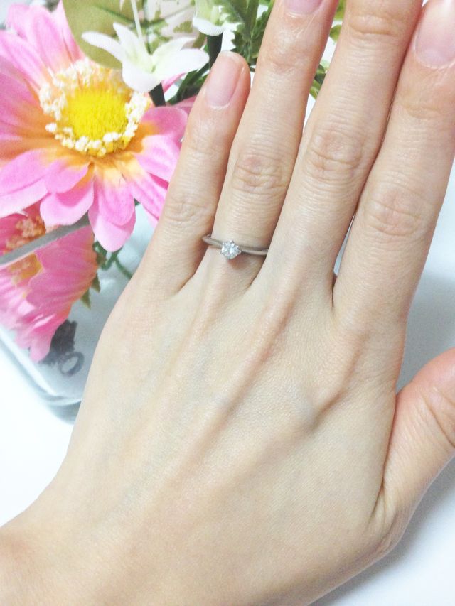 小さくて可愛らしいダイヤモンドがついたシンプルなリングです★