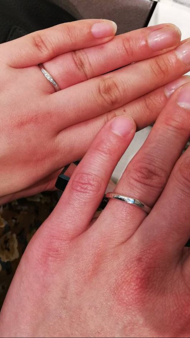 斜めのラインがペアになっていて、シンプルで気に入っています。