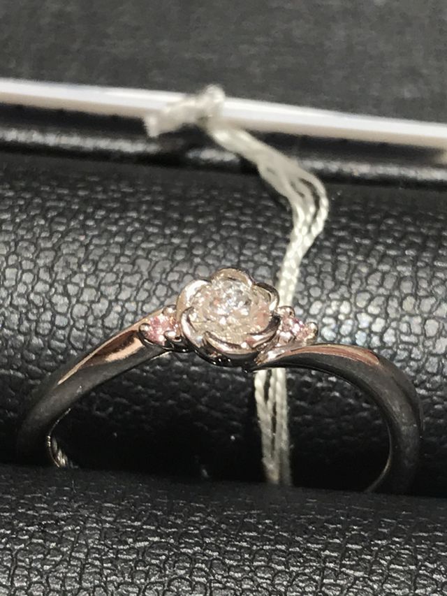 フローラルというお花をモチーフにした形。