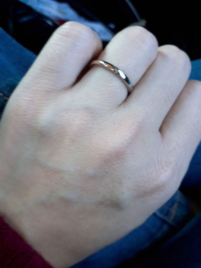 ゴールドとシルバーが半分ずつのデザインです。